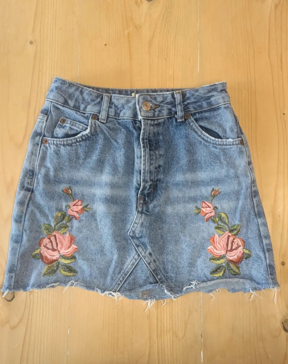 Topshop Moto Embroidered Rose Denim Mini Skirt Raw Hem Size EUR 34/UK6