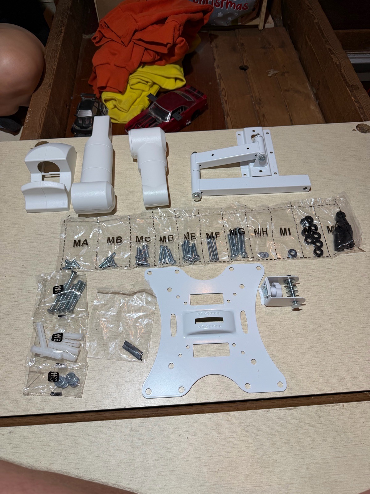 Wall mounted tv bracket