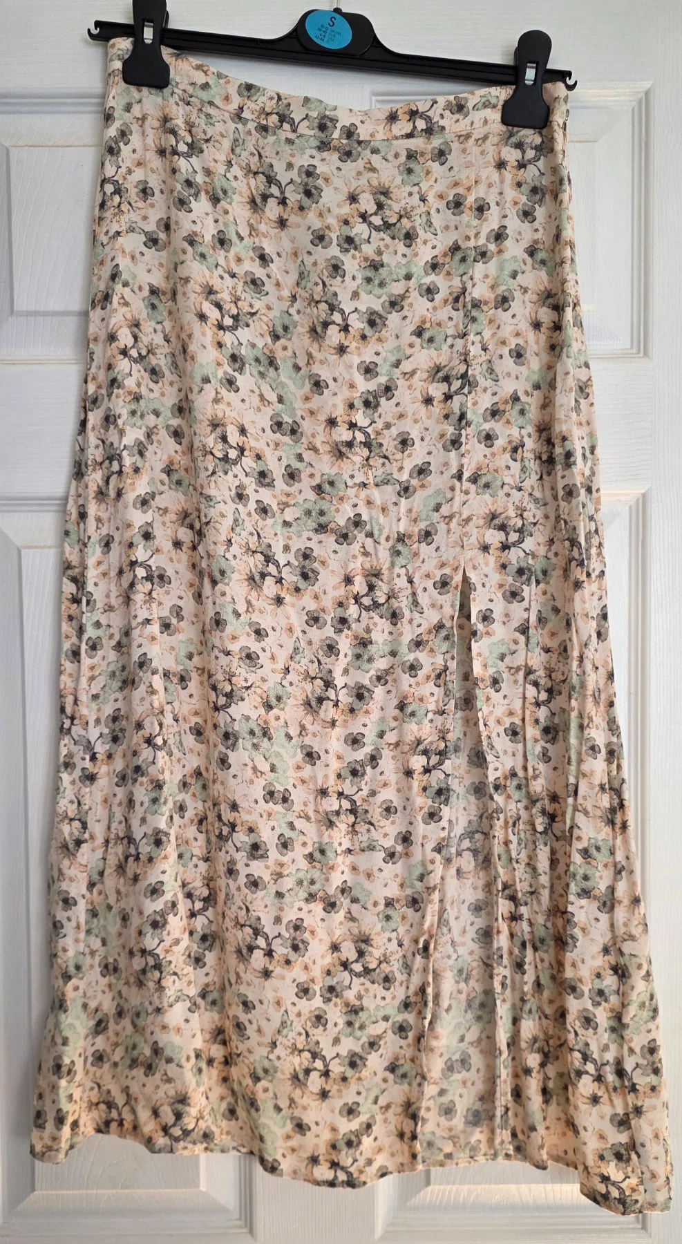 Ladies skirt with split up side