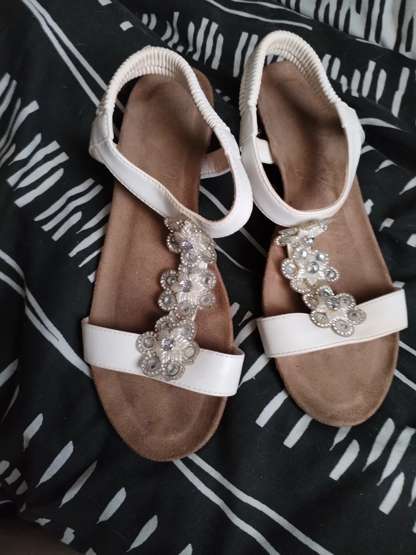 White strap detailed mini wedge sandals size 5
