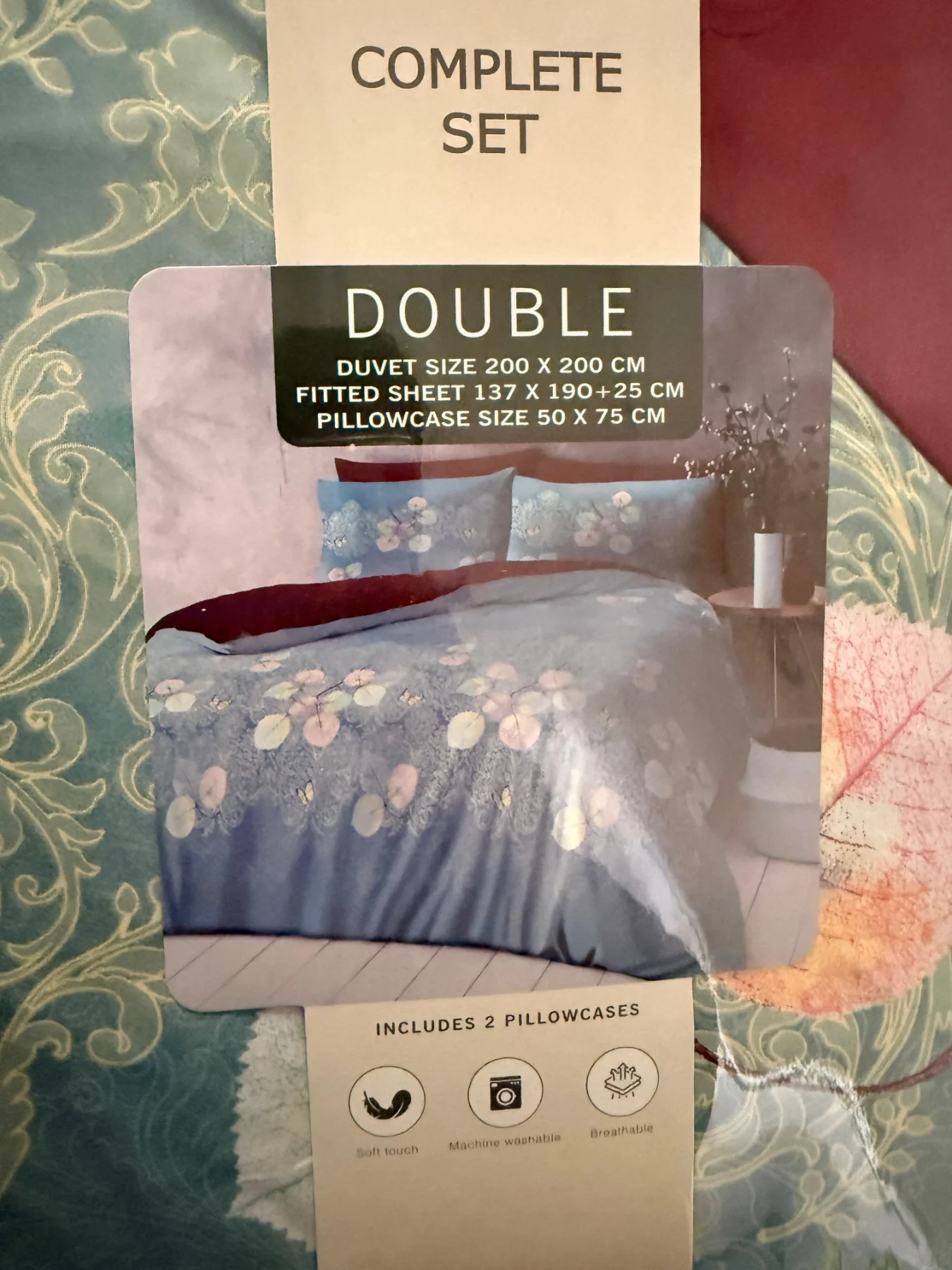 Duvet cover with burgundy