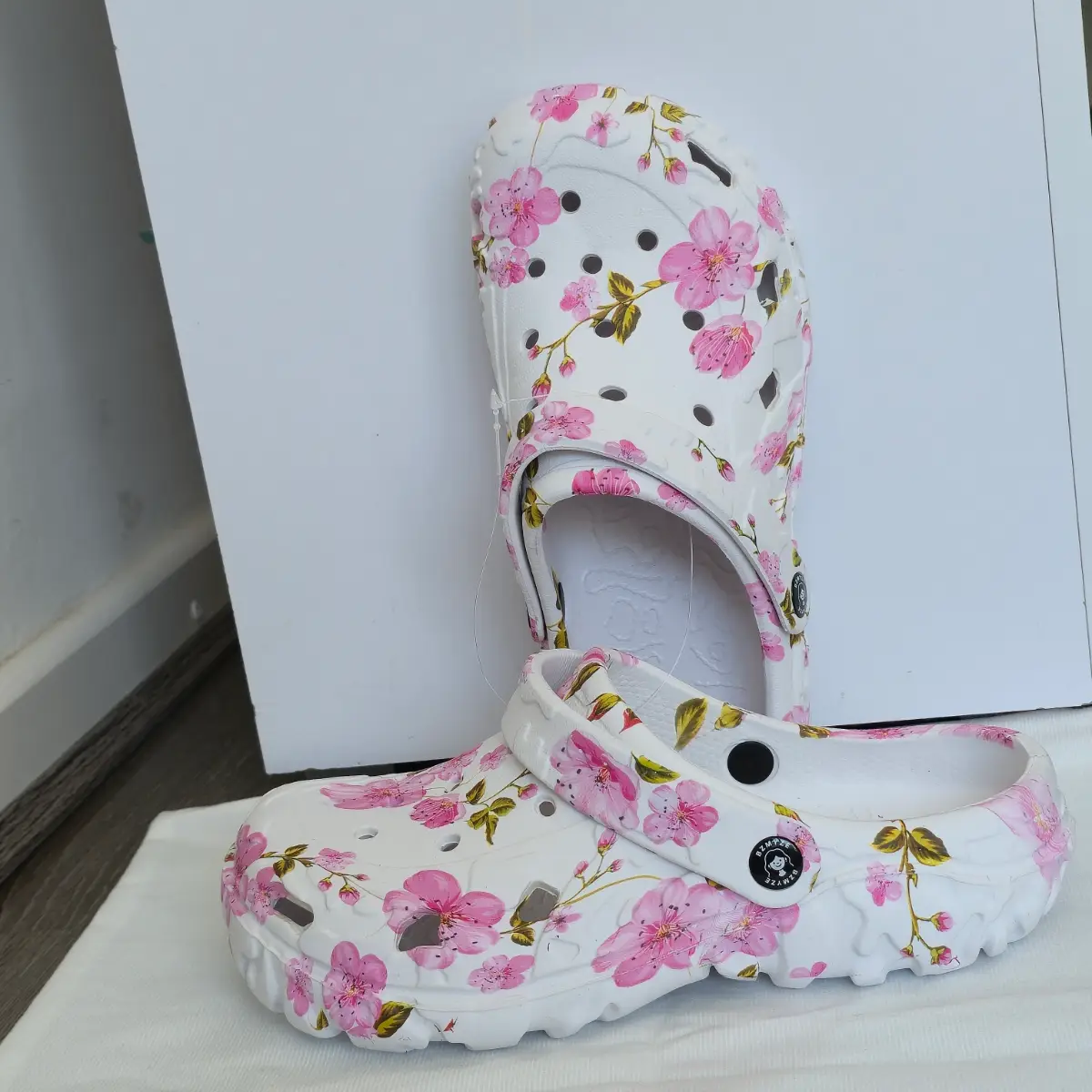 Women's size 41 floral pattern clogs