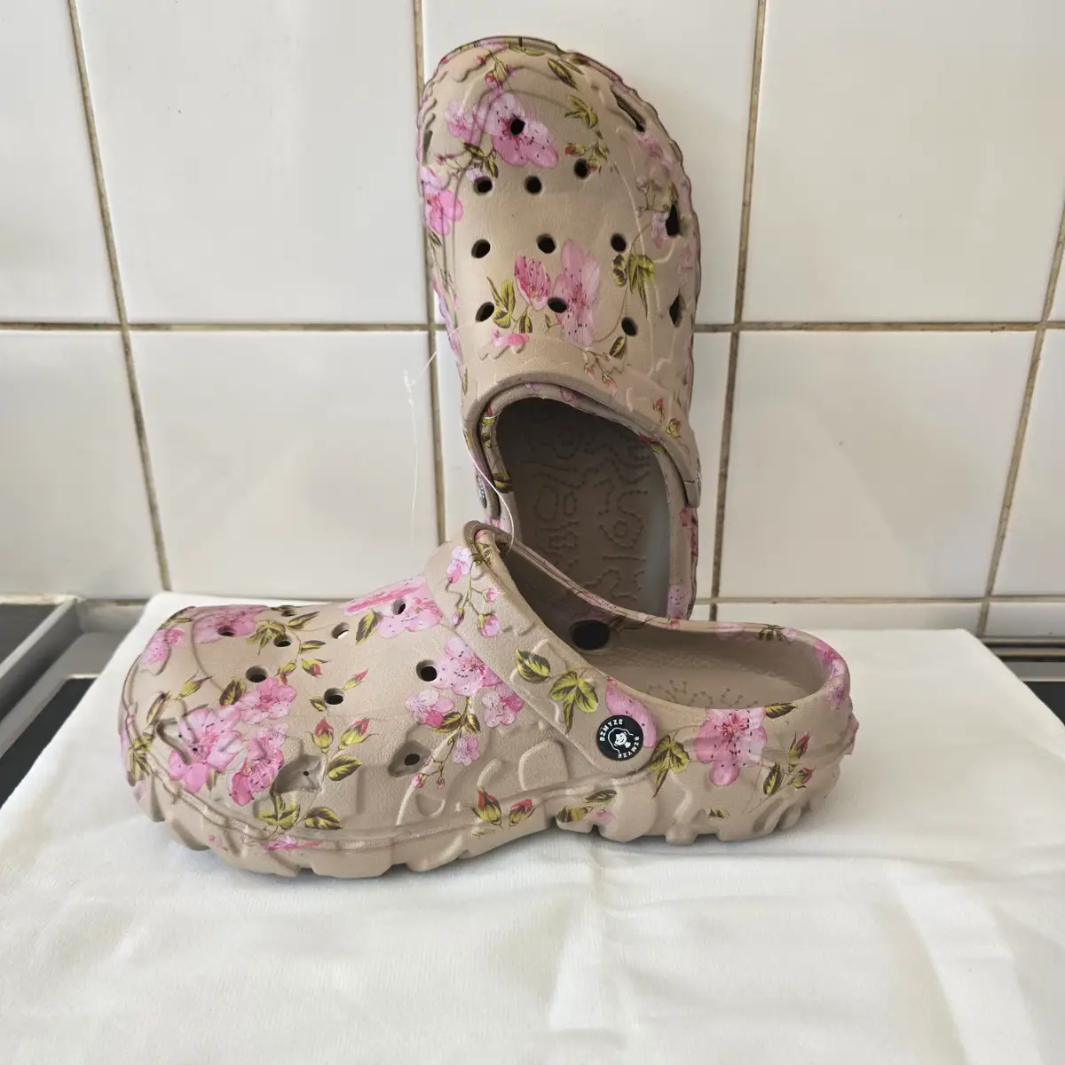 Women's size 38 floral pattern clogs