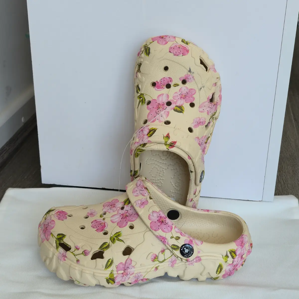 Women's size 7 comfortable lightweight clogs