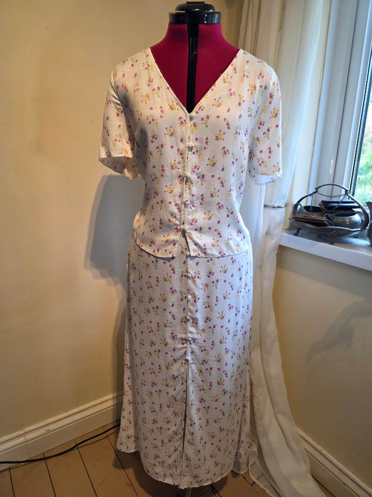 Primark stunning 2 piece cream and ditsy floral print co ord Size 14