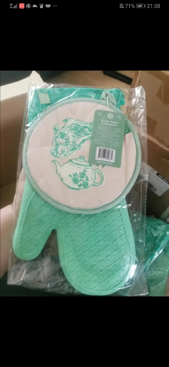 Brand New Critical Role Oven Mitt and Pot Holder Set