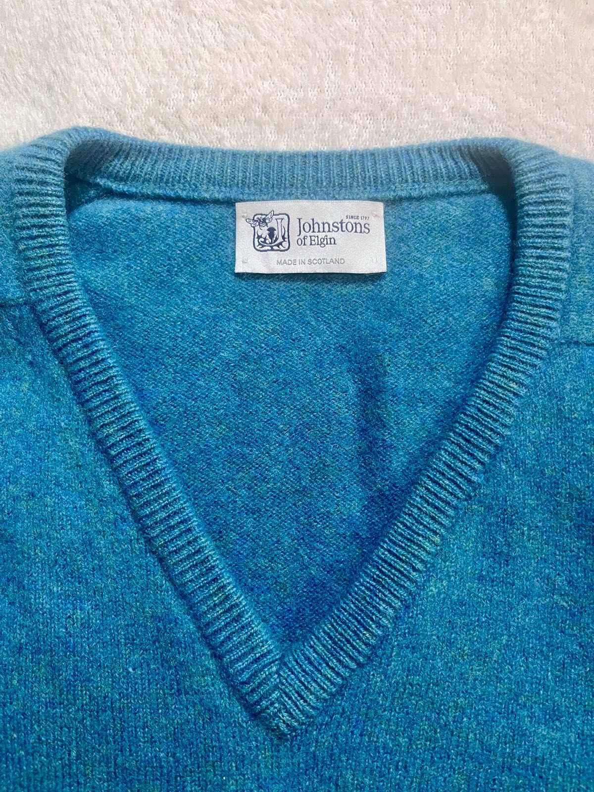 Johnstons of Elgin Pure New Wool V Neck Jumper 46” Made in Scotland