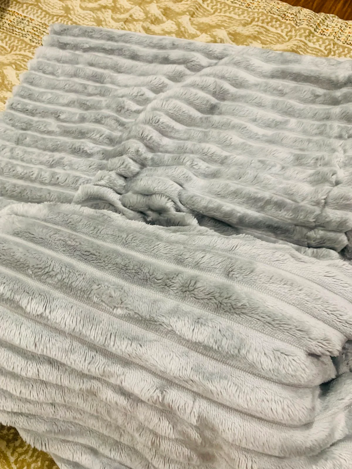 Brand New Luxury Silver Faux Fur Ribbed Fleece Throw – 150 × 200 cm