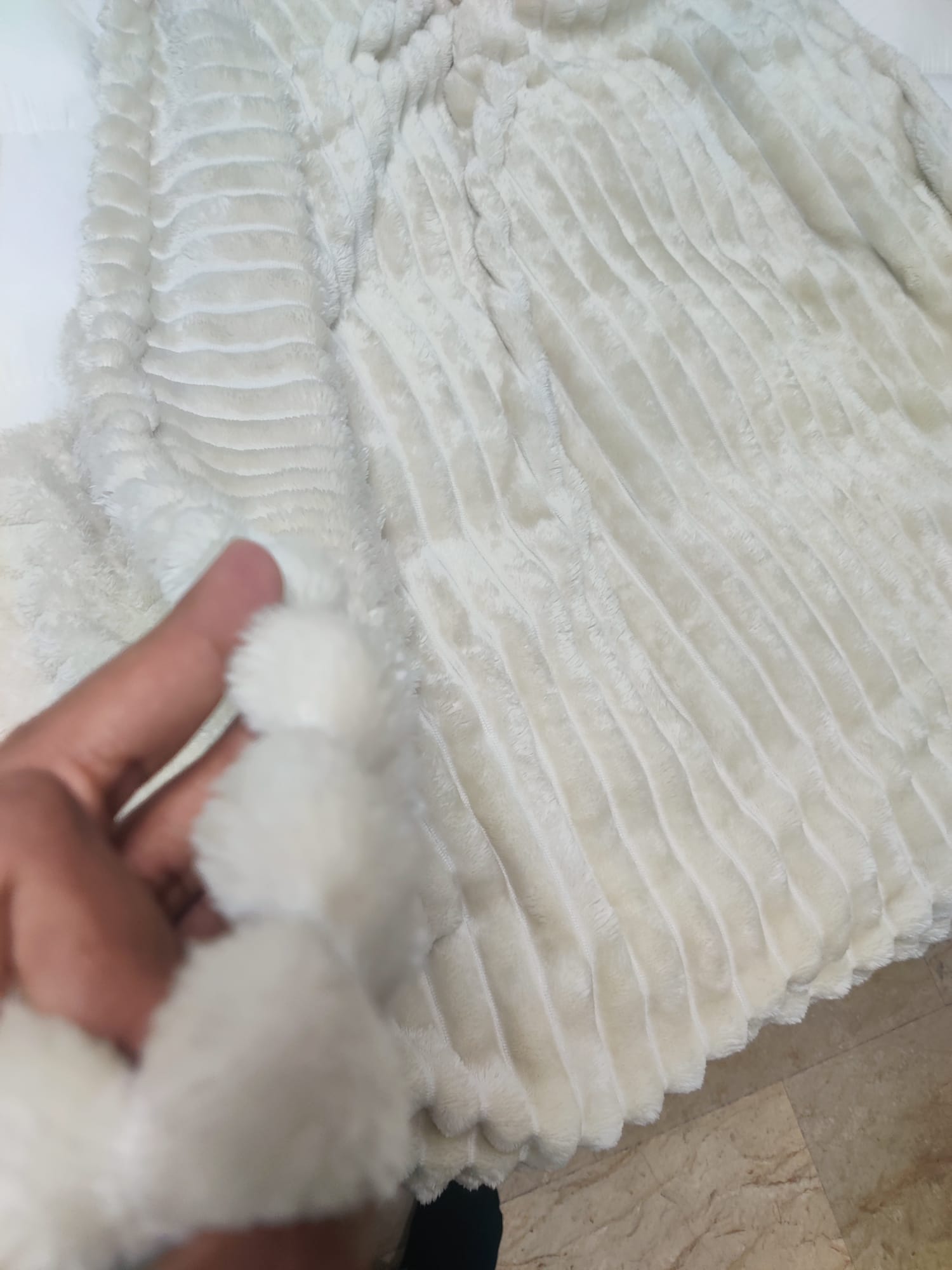 Brand New Luxury Cream 150 × 200cm Faux Fur Flannel Fleece Blanket – Ribbed Texture
