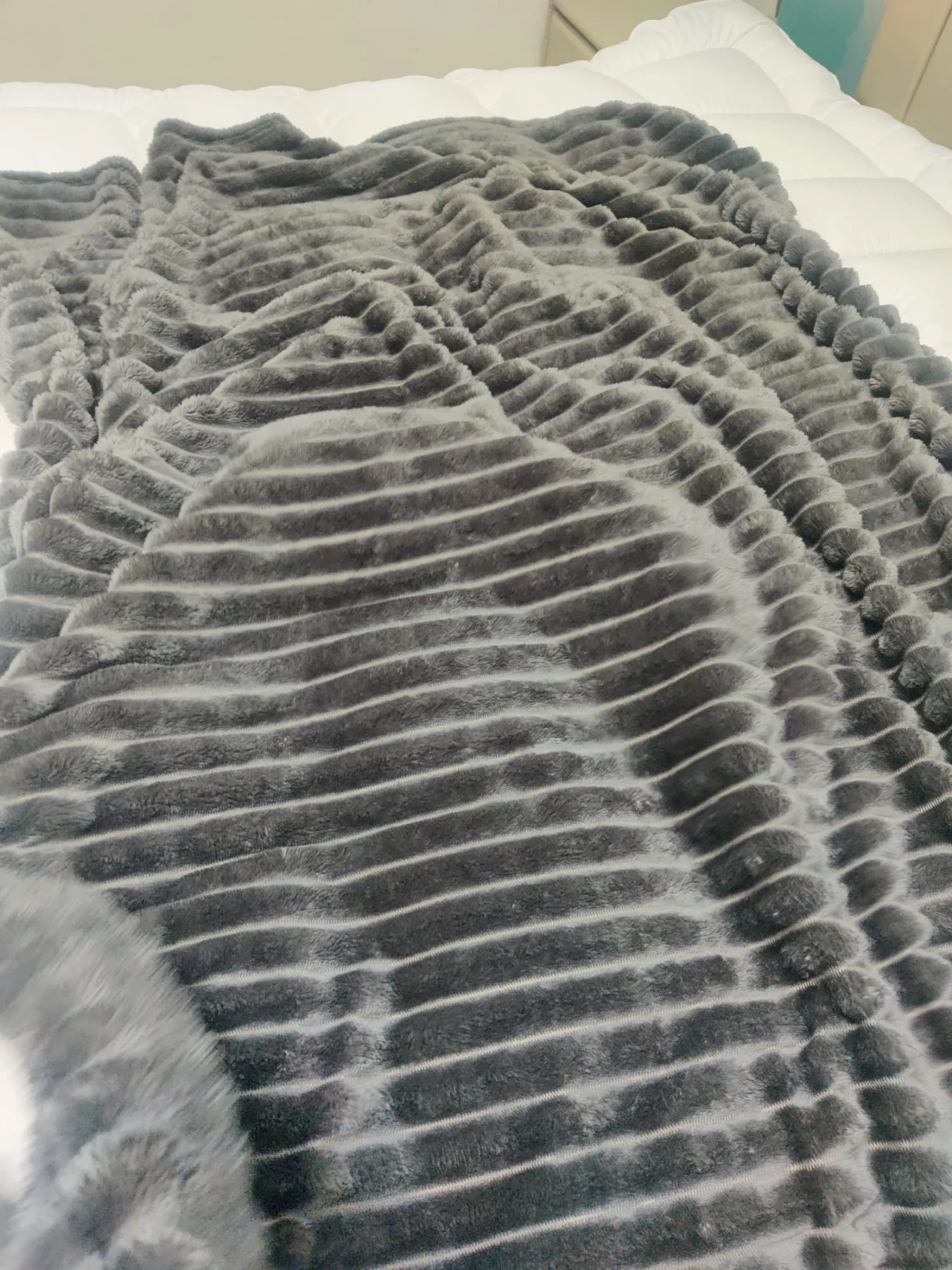 Brand New Grey 200 × 240cm Faux Fur Flannel Fleece Blanket – Ribbed Texture