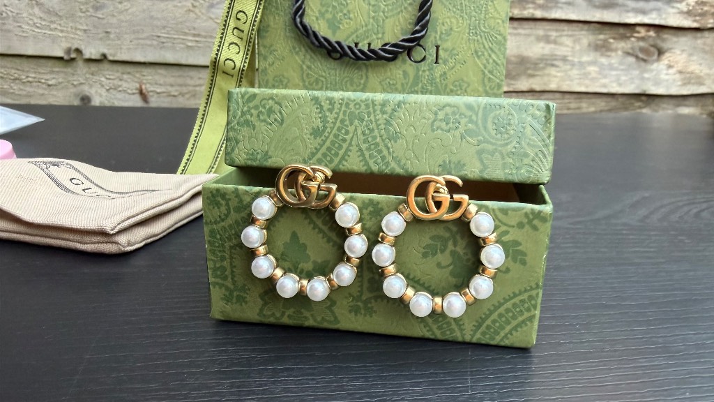 Gucci pearl drop earrings gold tone