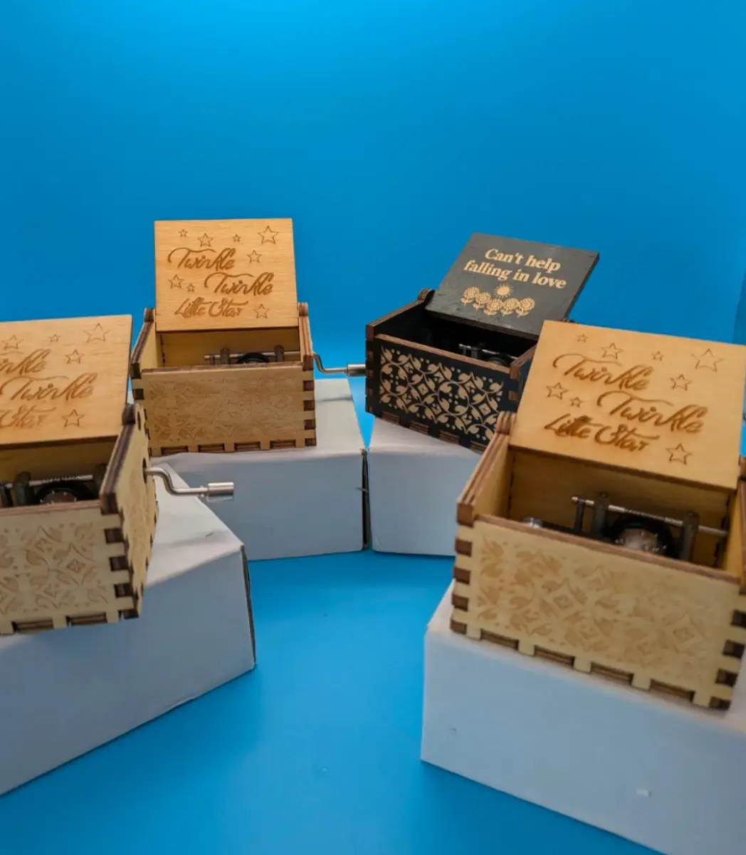 Bundle of 4 Wind‑Up Music Boxes – Twinkle Twinkle & Can’t Help Falling – Wrong Tunes / Loose Handle