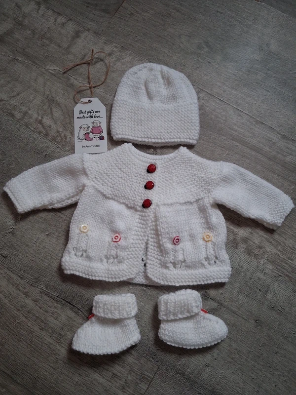 (K385) Gorgeous New Hand Knitted Newborn Baby Set, Cardigan, Hat & Booties