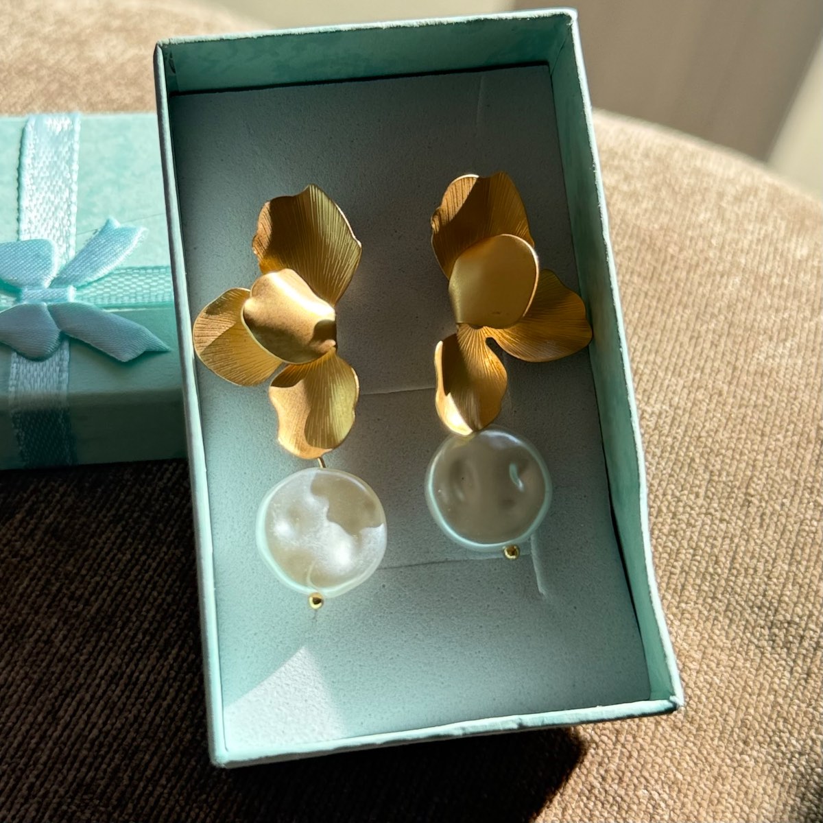 Beautiful gold flower leaves pearl earrings