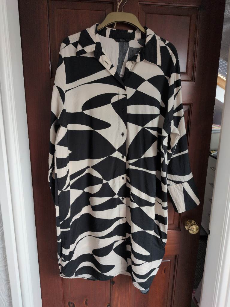 Beautiful black and cream longline shirt size 18