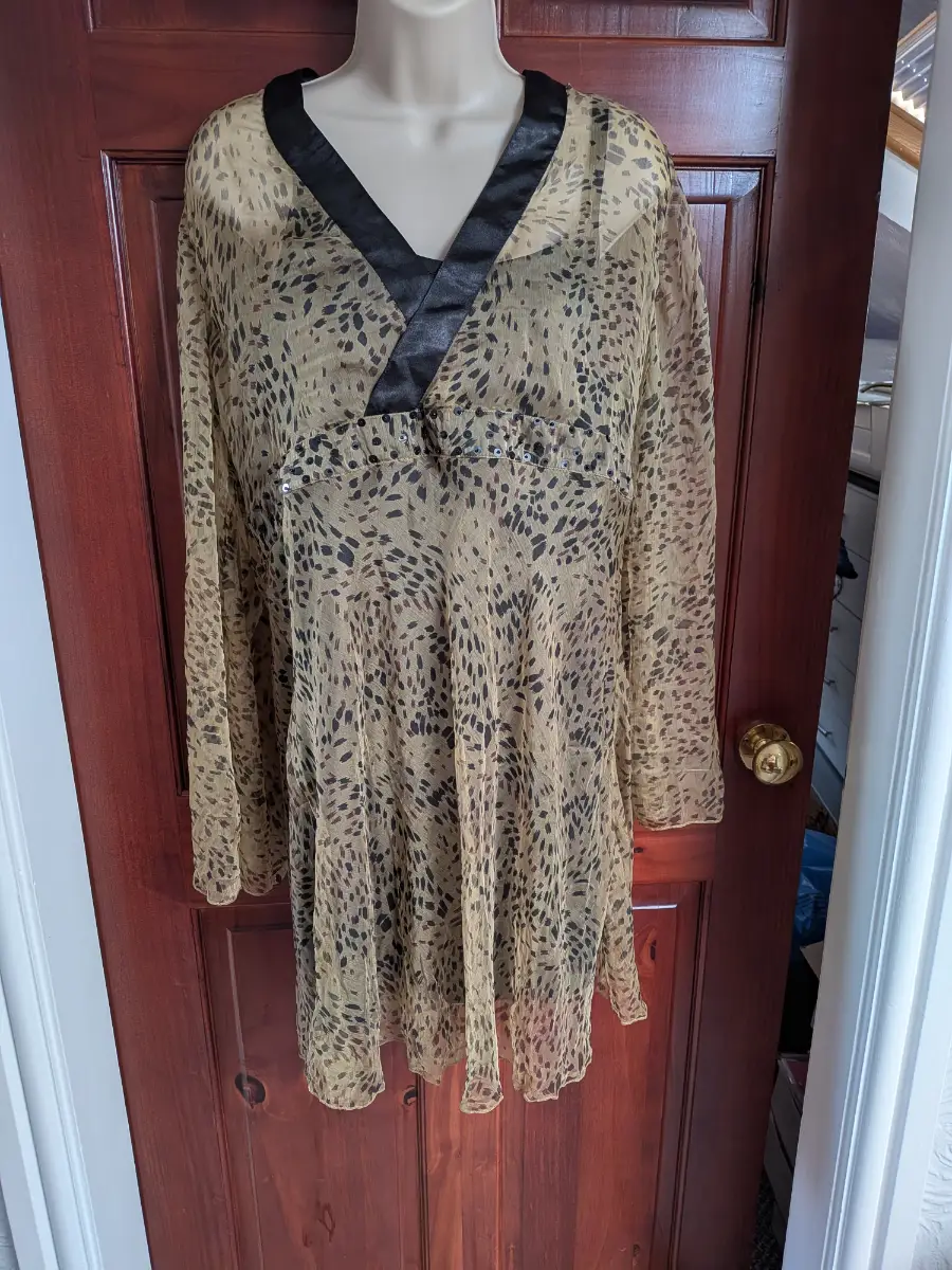 Brand new with tags Sheer Long line Occasion top Size 16