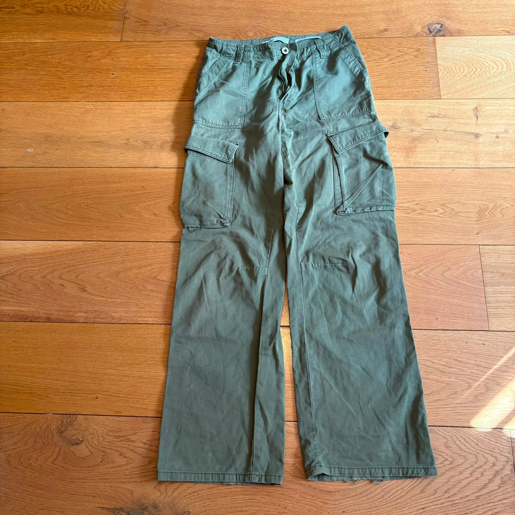 Bershka Women's Green Medium Rise Cargo Straight Trousers With Pockets Very Good