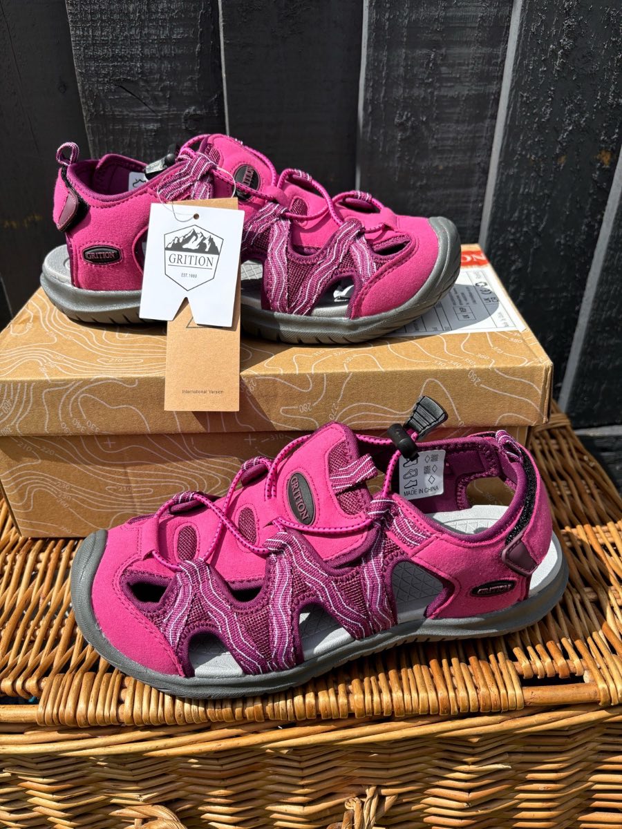 Womens Grition Fusia Pink Closed Toe Walking Sandals Size 4