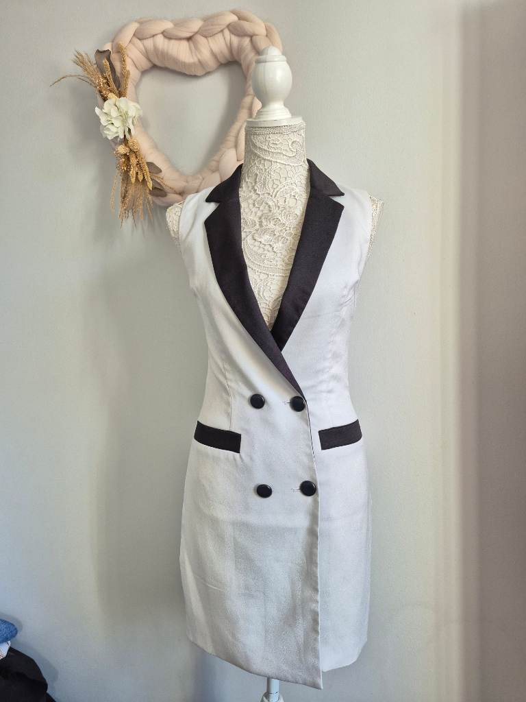 Missguided White And Black Longline Sleeveless Blazer Size 6