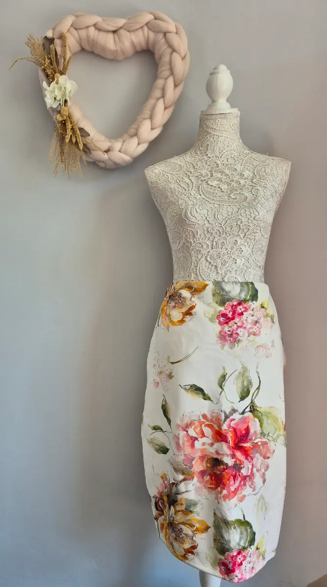 Anthology Size 14 Pretty Cream Floral Skirt. NEW