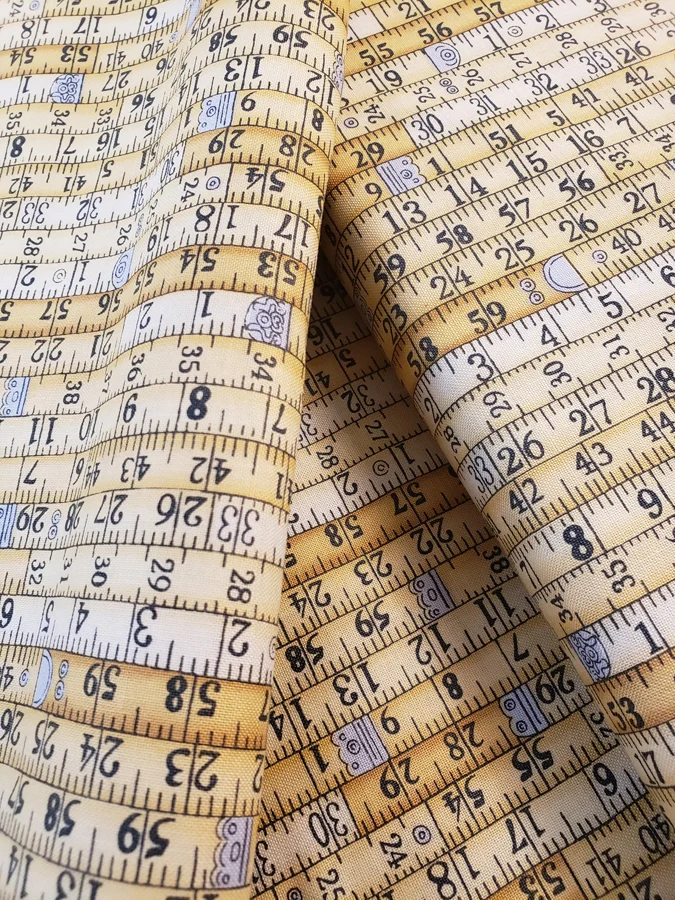 Makower fat quarter 100% cotton - Cream tape measures