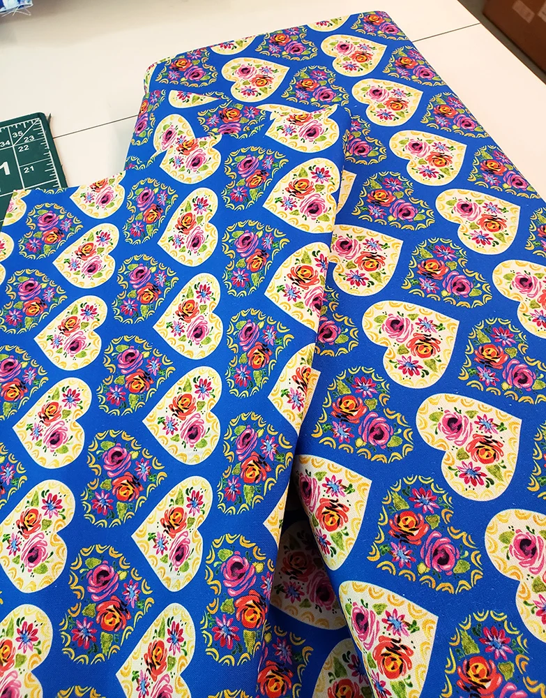 Fat quarter 100% cotton vintage narrowboat style painted blue hearts & flowers