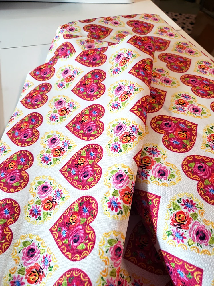 Fat quarter 100% cotton narrowboat style painted cream hearts & roses