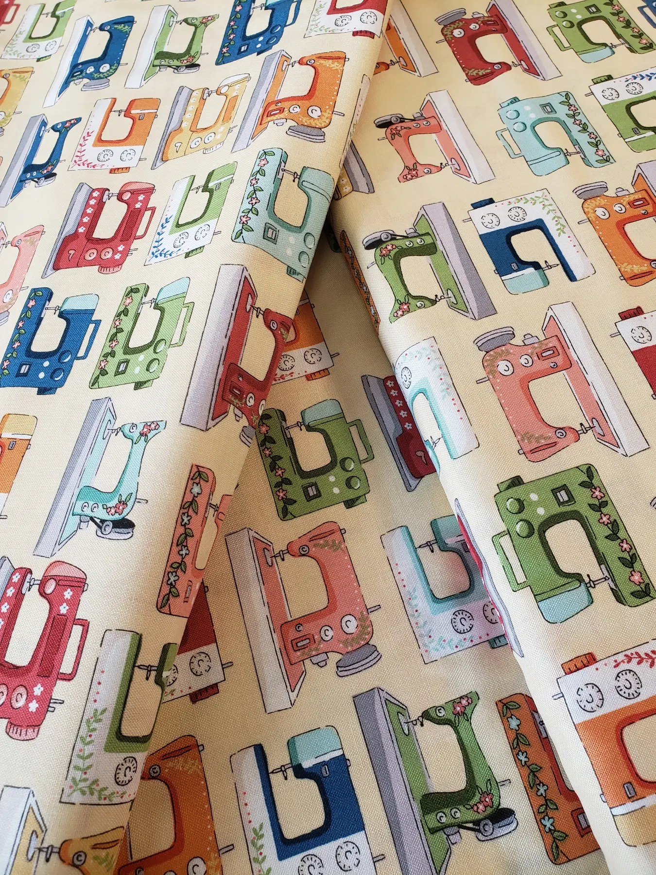 Makower fat quarter 100% cotton - Cream sewing machines
