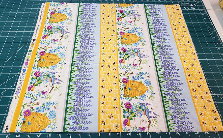 Henry Glass fat quarter - Bees and beehives border stripe