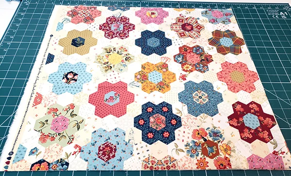 Edyta Sitar fat quarter - Sarah's Garden hexie cheater print