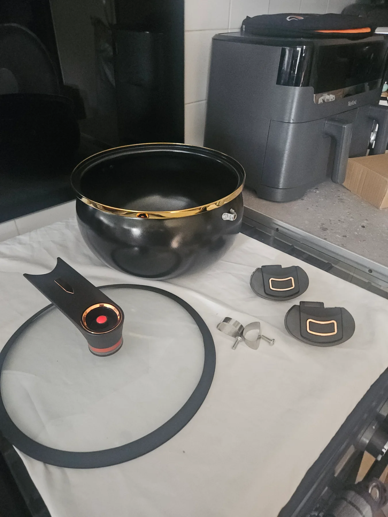 Elegant & Space-Saving Black & Gold Non-Stick Stew Pot