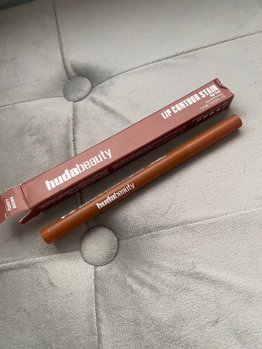 Huda beauty lip contour stain shade:-toasty brown RRP:-£22