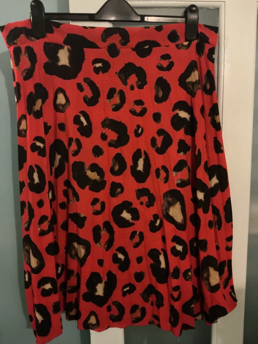 Boohoo Large Red Animal Print Pleated Skirt Size 8