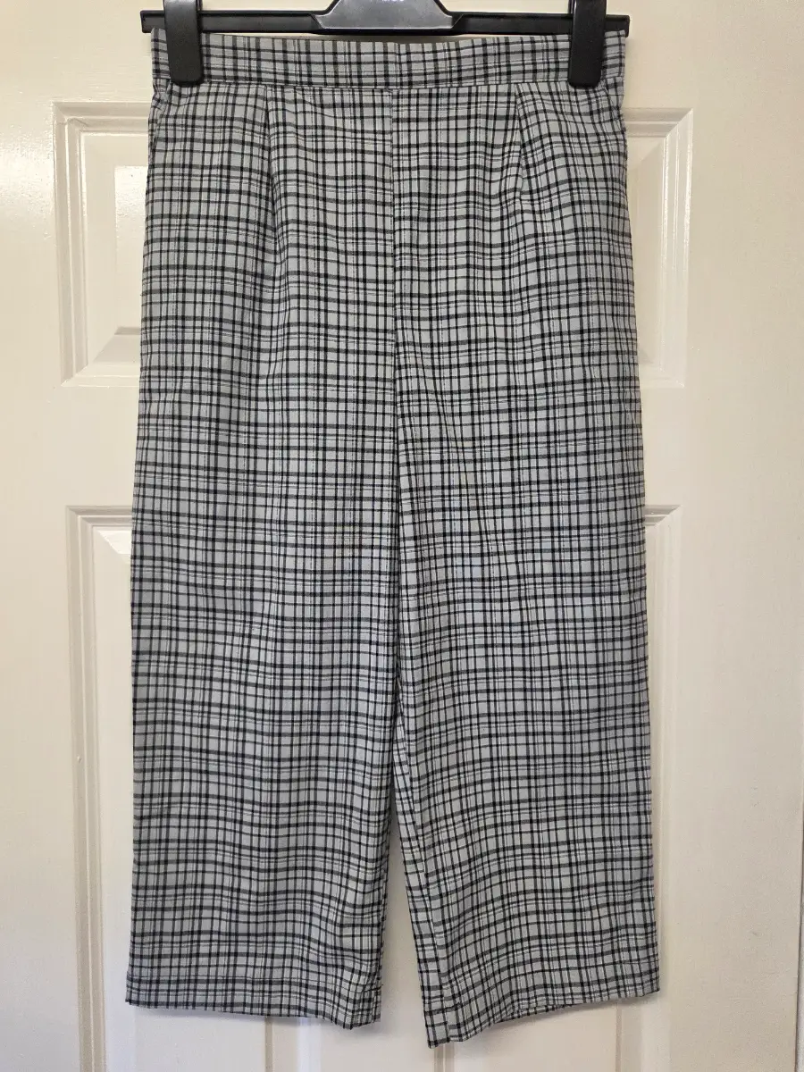 Grey & Black Plaid Cropped Trousers. Size 12
