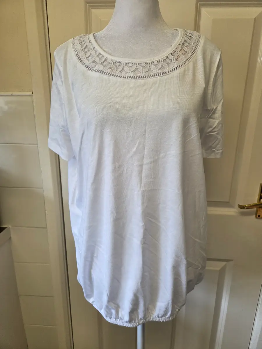 Tu White Short Sleeve Lace Neckline Top Bubble Hem. Size 14