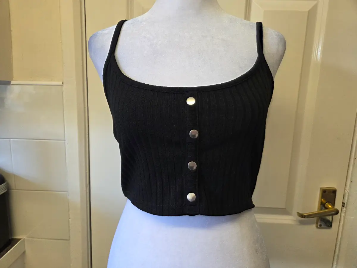 I Saw It First Black Ribbed Button-Front Crop Top Camisole - Size 8