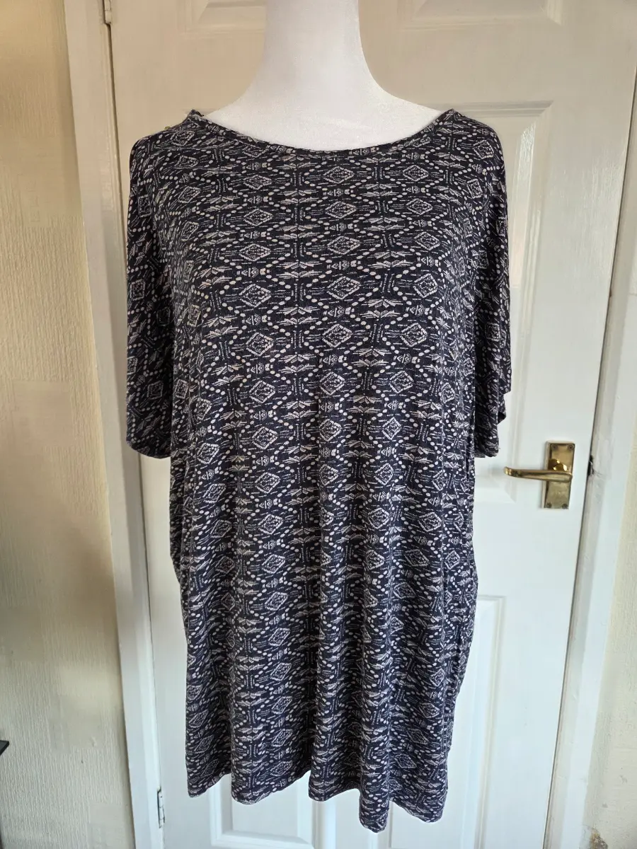 F&F Navy & Cream Short Sleeve Aztec Geometric Tunic Dress. Size 16