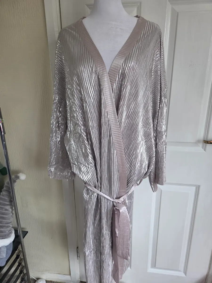 Stunning Silver Metallic Plisse Dressing Gown/Kimono Robe. Size L