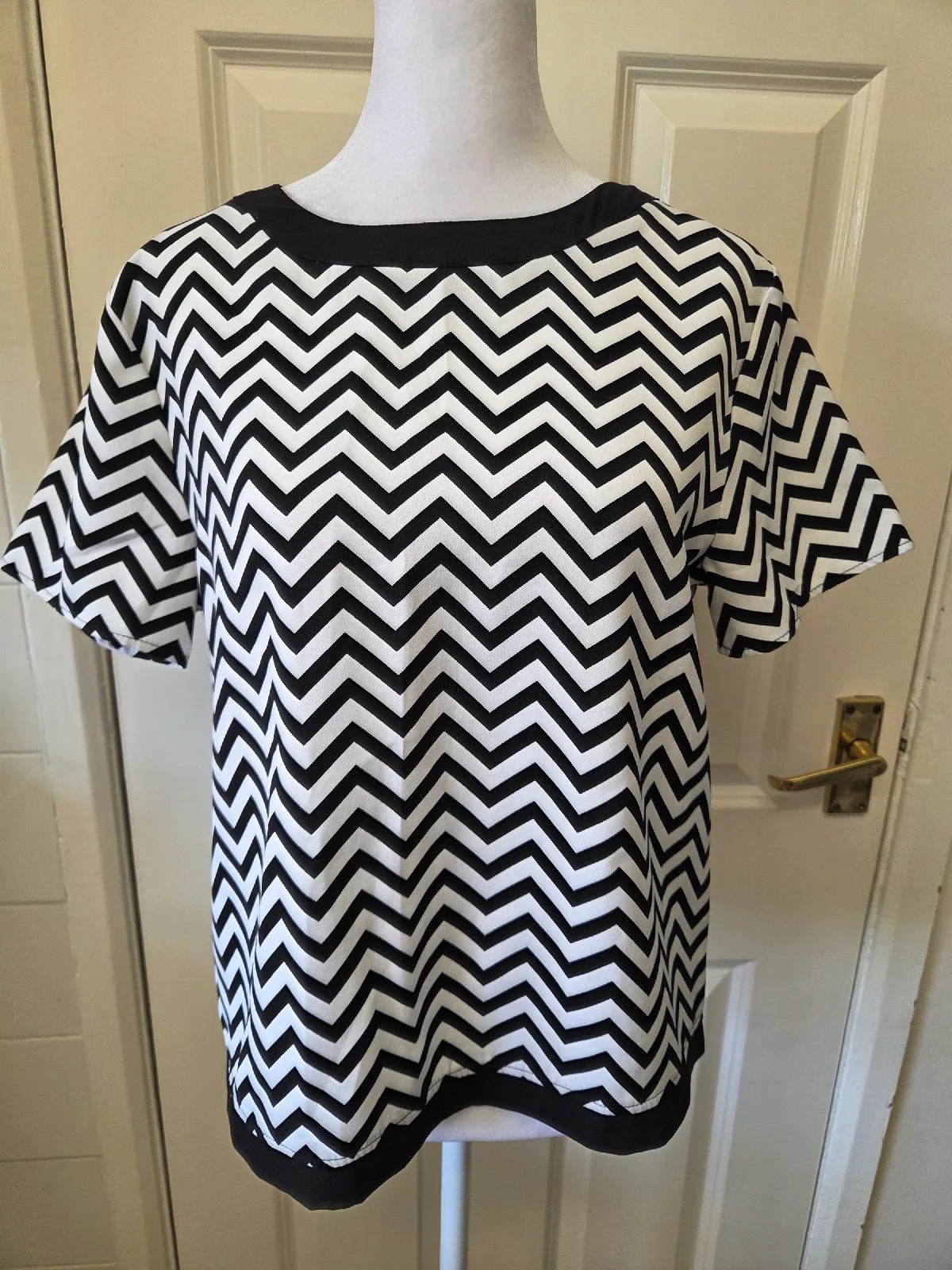 Sophyline Monochromatic Zig Zag Short Sleeve Top Size S /M Boat Neck