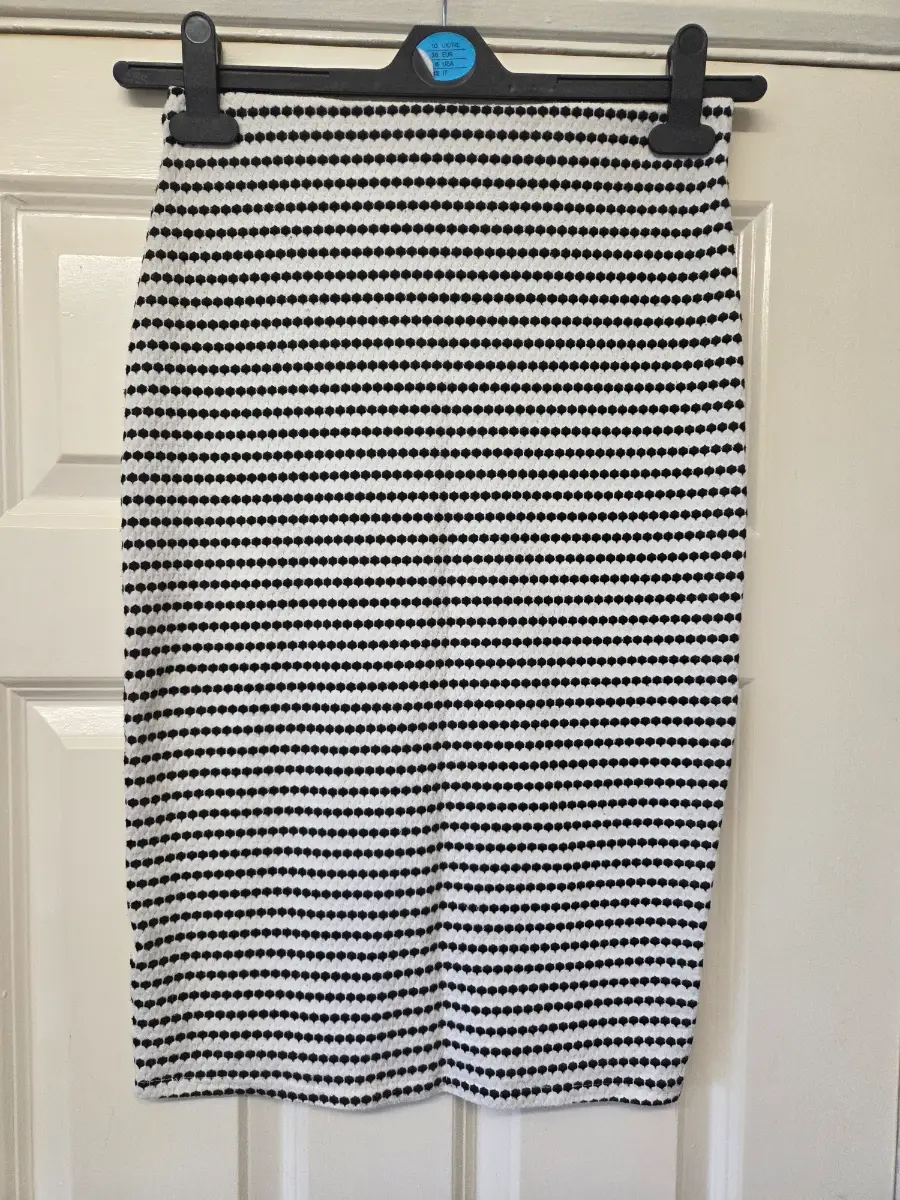 Mango MNG Basic Black & Cream Textured Striped Pencil Skirt. Size EUR Small