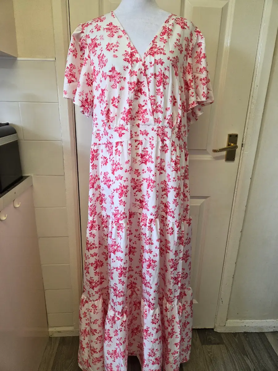 Shein Curve Pink & White Floral Tiered Summer Maxi Dress. Size 2XL (20)