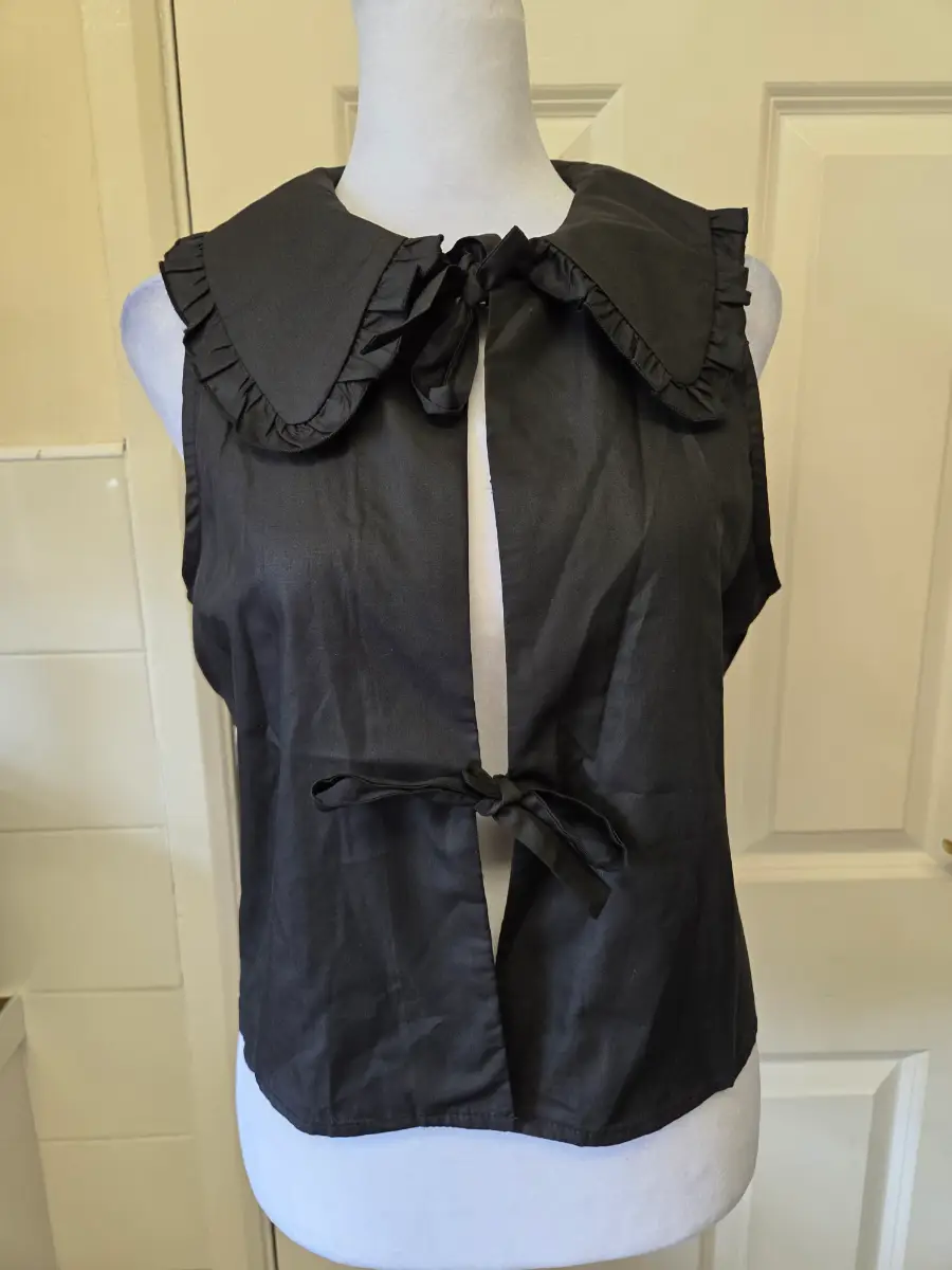 Kaiia Black Sleeveless Tie-Front Top with Frill Collar. Size 6
