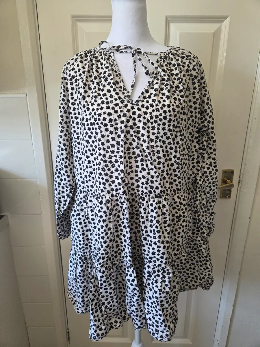 H&M Black & Cream Ditsy Floral Tiered Mini Dress. Size Small