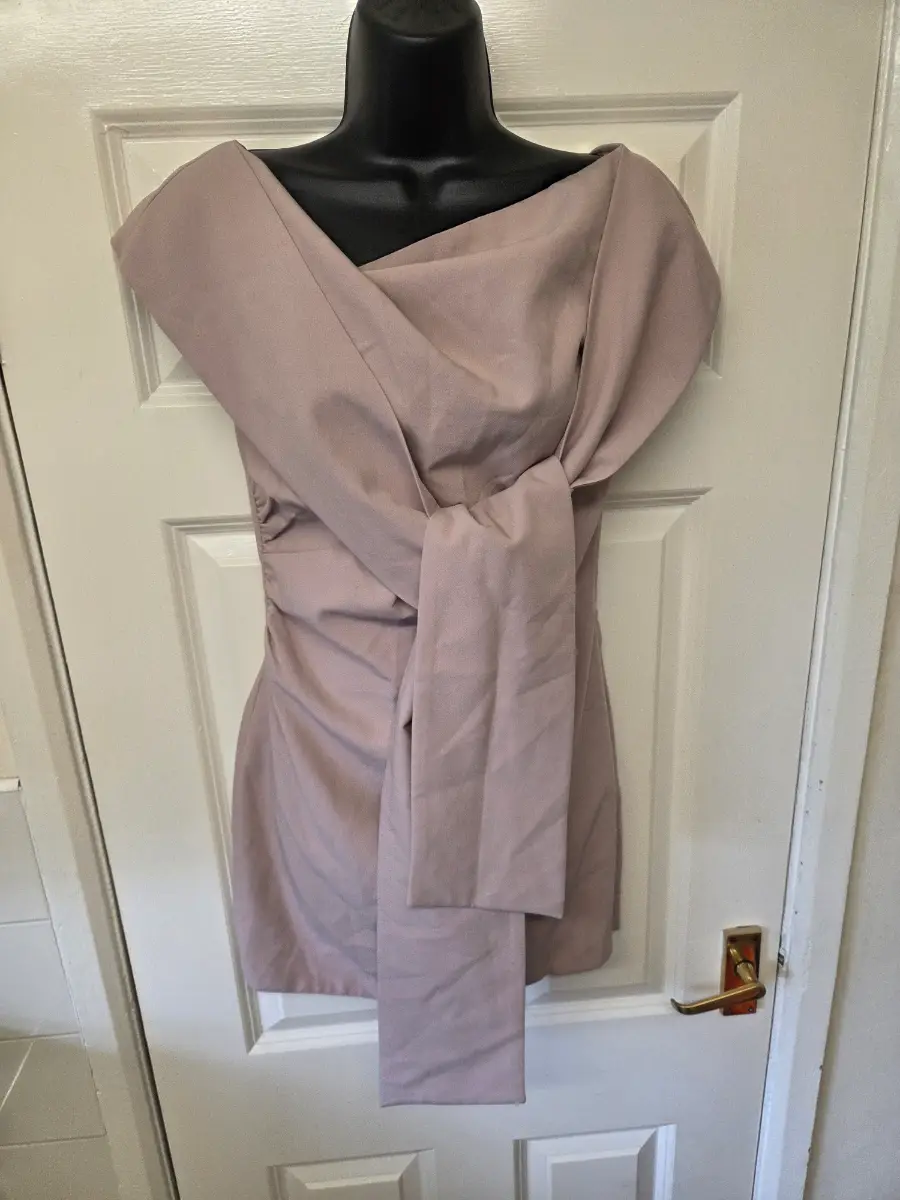 PrettyLittleThing Mauve Knot Front Off-The-Shoulder Mini Dress. Size 8
