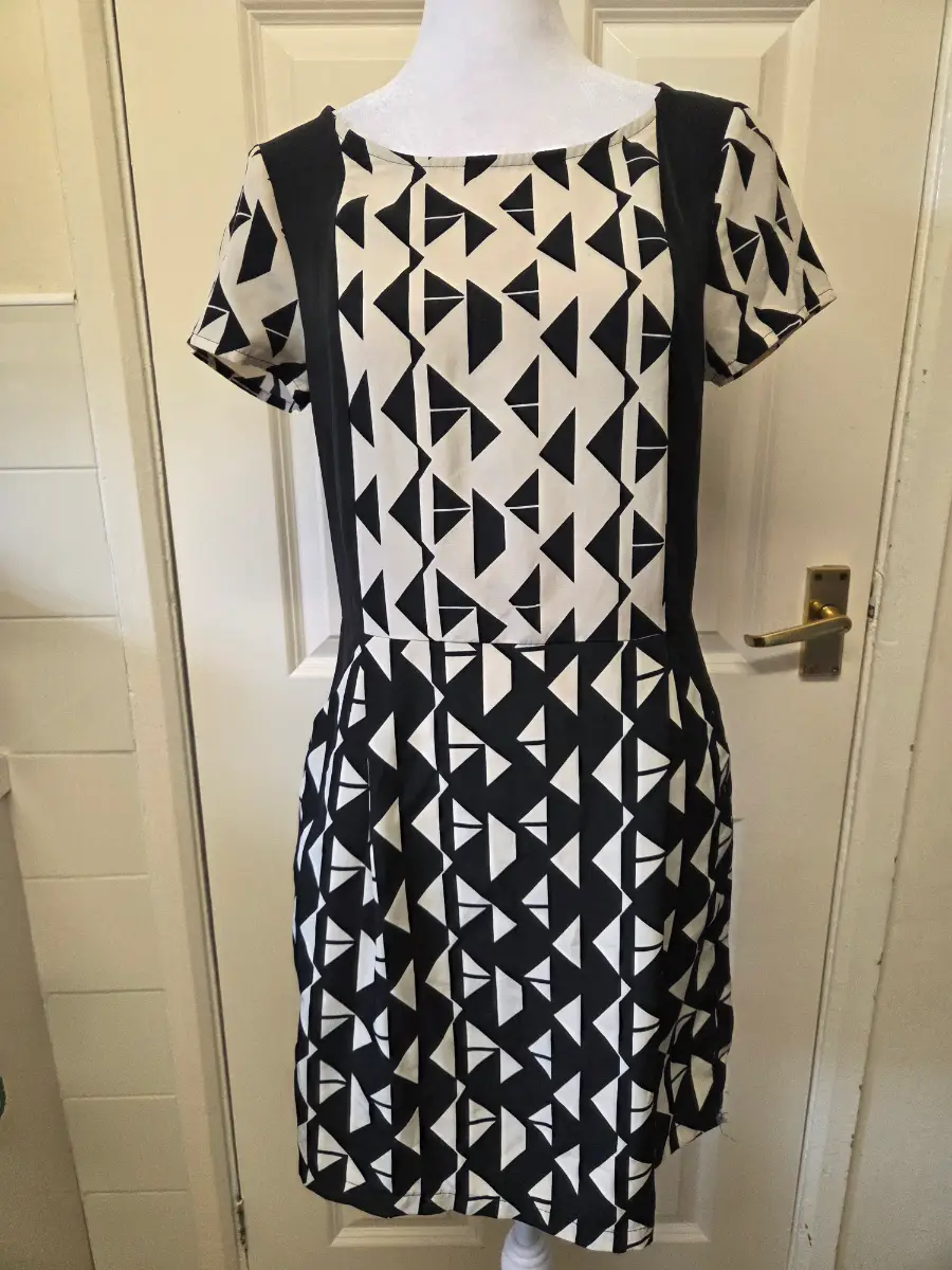 Billie & Blossom Monochrome Geometric Shift Dress. Size 10