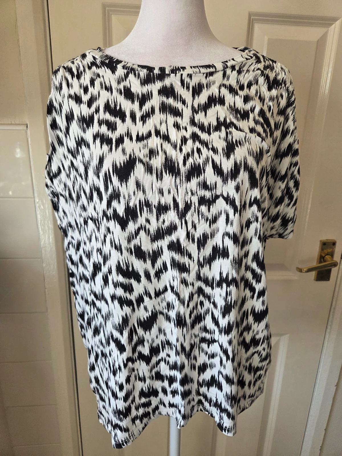 Papaya Black &White Abstract Print Short Sleeve Blouse Top Size 14