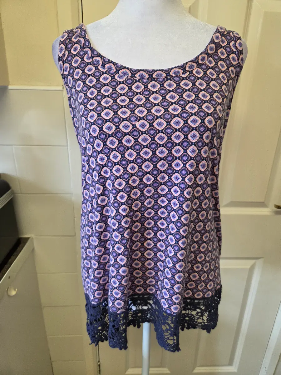 Tu Purple Geometric Sleeveless Top with Lace Crochet Hem. Size 8