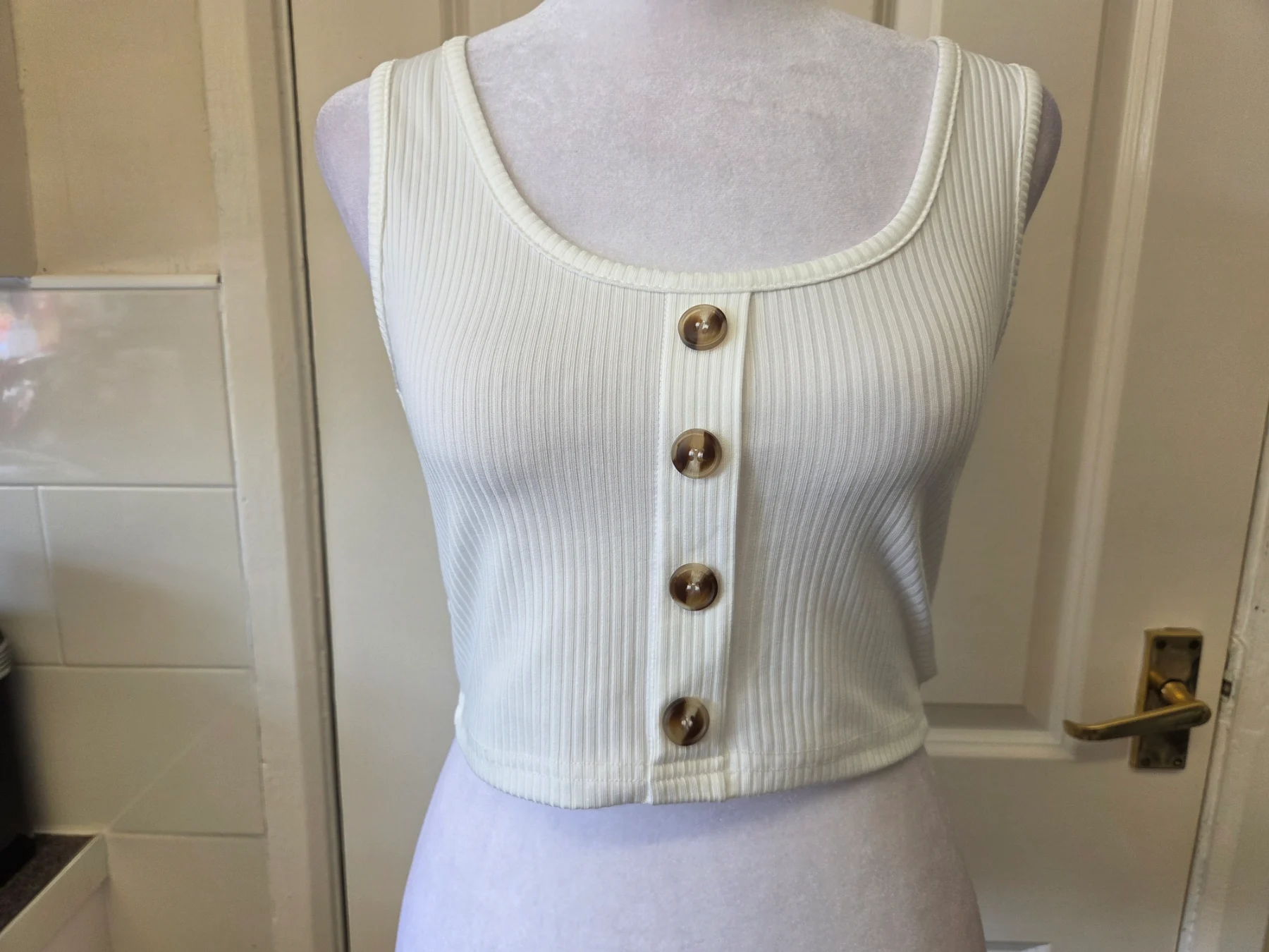 Romwe White Ribbed Button-Front Cropped Tank Top. Size Small