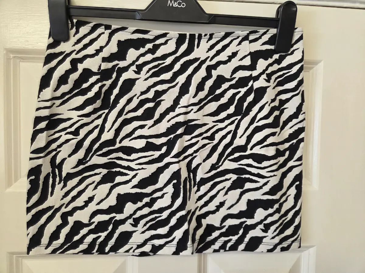 Motel Black and White Zebra Print Mini Skirt. Size Small