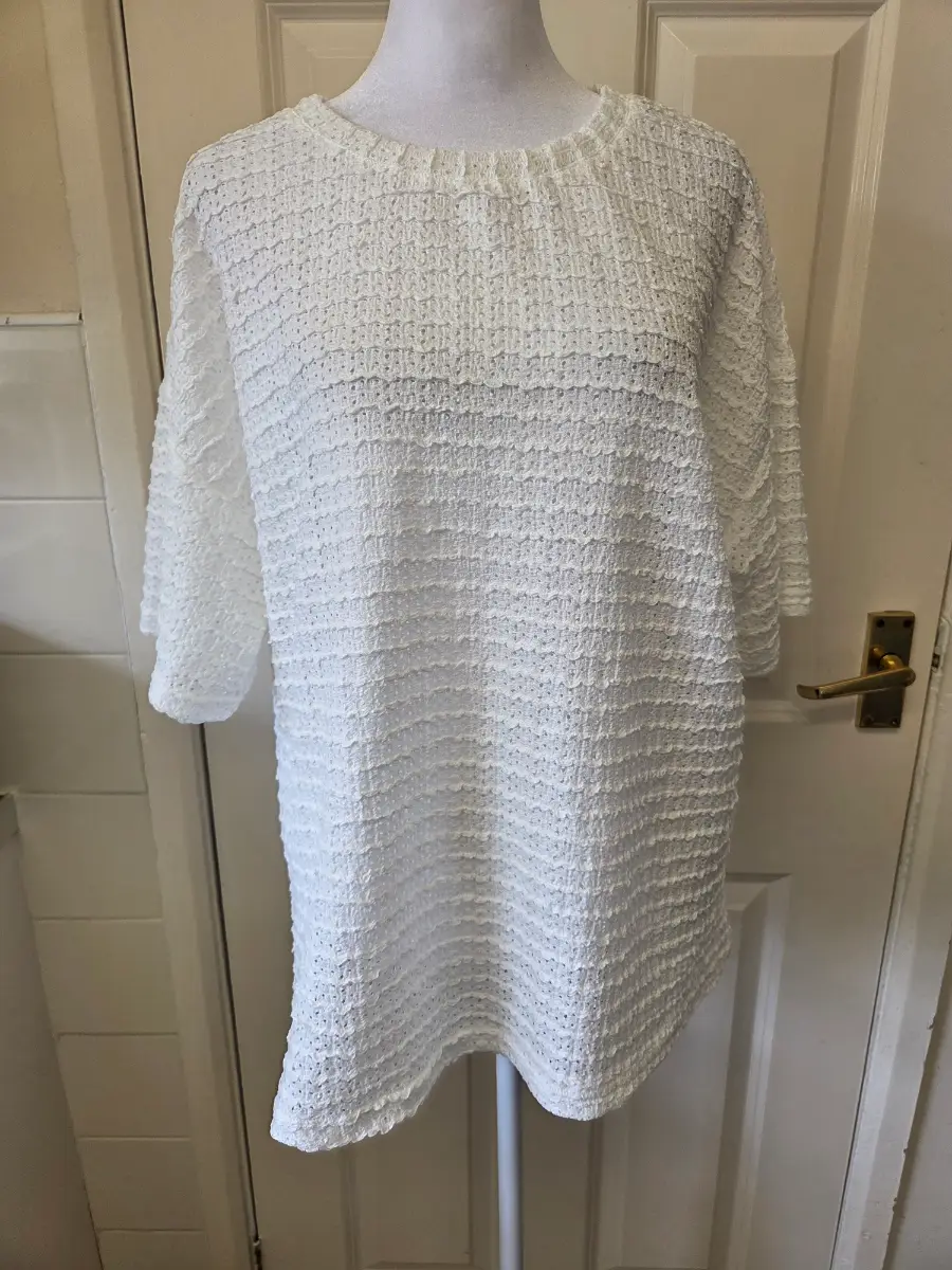 Katch Me White Textured Knit Short Sleeve Top. Size Small